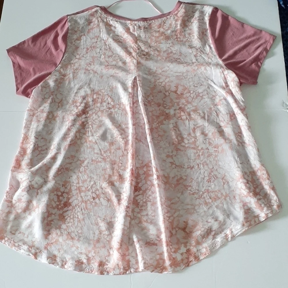 Cupio Mauve Pink Shirt Silky Back Floral Detail Top Size 1X.